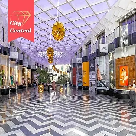 Centre | 2 Bed Group W/ Balcony & Parking 4* Λιντς