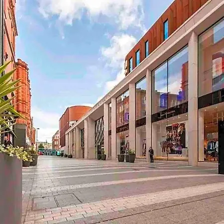 Centre | 2 Bed Group W/ Balcony & Parking