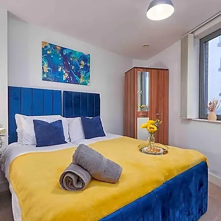 Centre | 2 Bed Group W/ Balcony & Parking 4*
