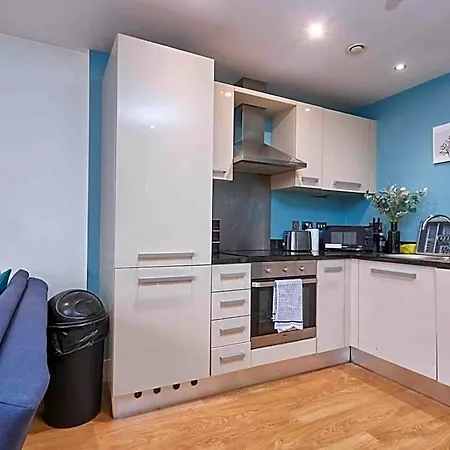 Centre | 2 Bed Group W/ Balcony & Parking 4*