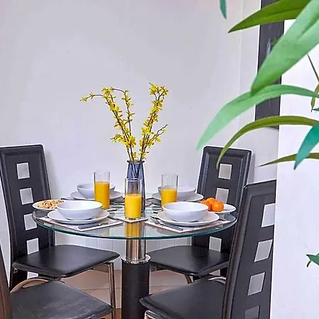 Centre | 2 Bed Group W/ Balcony & Parking Ξενοδοχείο