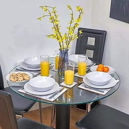 Centre | 2 Bed Group W/ Balcony & Parking 4*