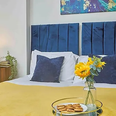 Centre | 2 Bed Group W/ Balcony & Parking 4* Λιντς
