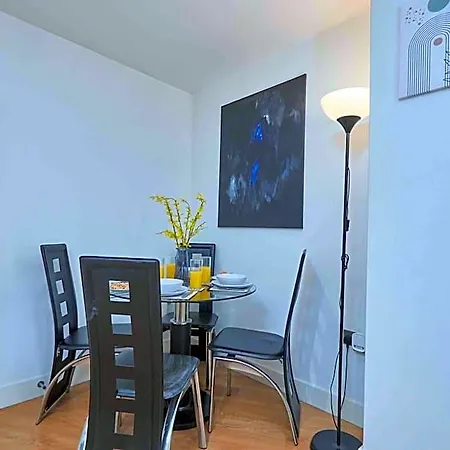 Centre | 2 Bed Group W/ Balcony & Parking 4* Λιντς