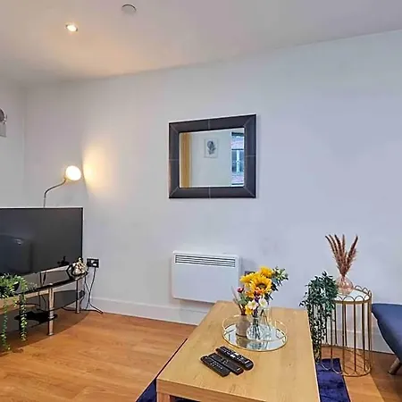 Centre | 2 Bed Group W/ Balcony & Parking Λιντς