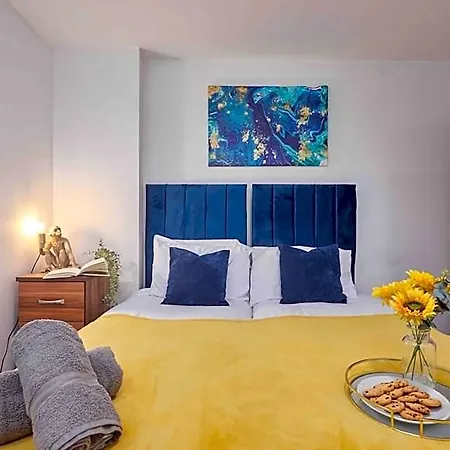 Centre | 2 Bed Group W/ Balcony & Parking Ξενοδοχείο 4*