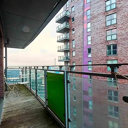 Centre | 2 Bed Group W/ Balcony & Parking Λιντς