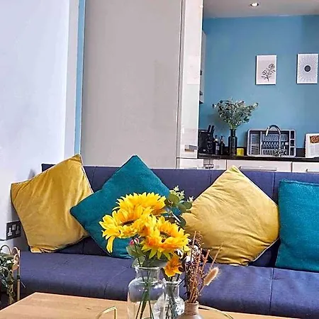 Centre | 2 Bed Group W/ Balcony & Parking 4*