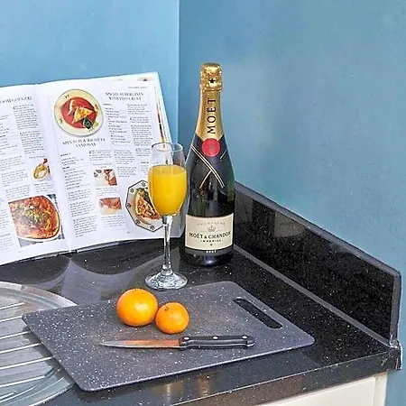 Centre | 2 Bed Group W/ Balcony & Parking Ξενοδοχείο 4*