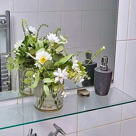 Centre | 2 Bed Group W/ Balcony & Parking Ξενοδοχείο