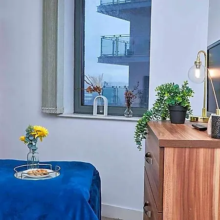 Centre | 2 Bed Group W/ Balcony & Parking Λιντς