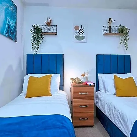 Centre | 2 Bed Group W/ Balcony & Parking Λιντς